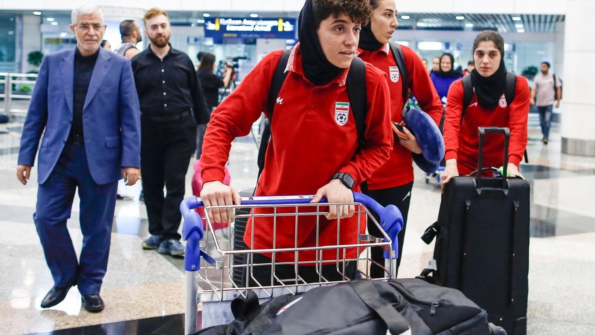 Selección iraní de futbol regresa a su país sin siete jugadoras que aceptaron asilo en Australia