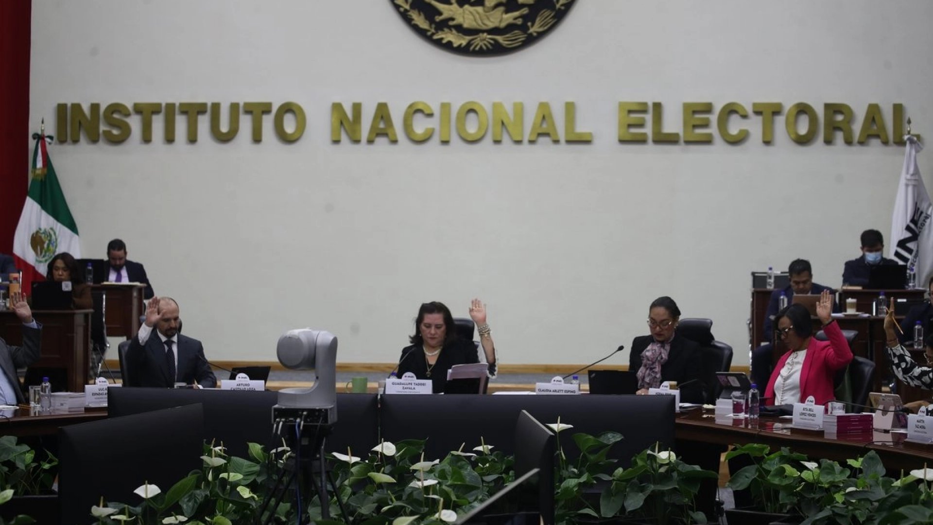 Al menos 48 funcionarios del INE ganan más que la Presidenta