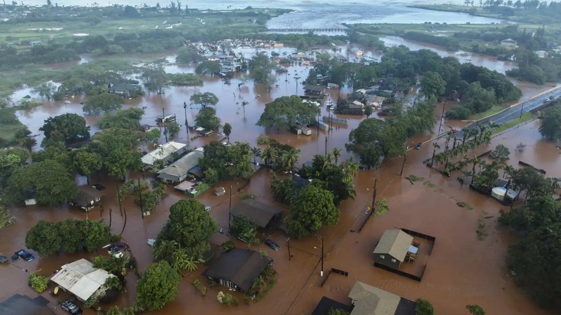 Hawái enfrenta sus peores inundaciones en 20 años; prevén más lluvias