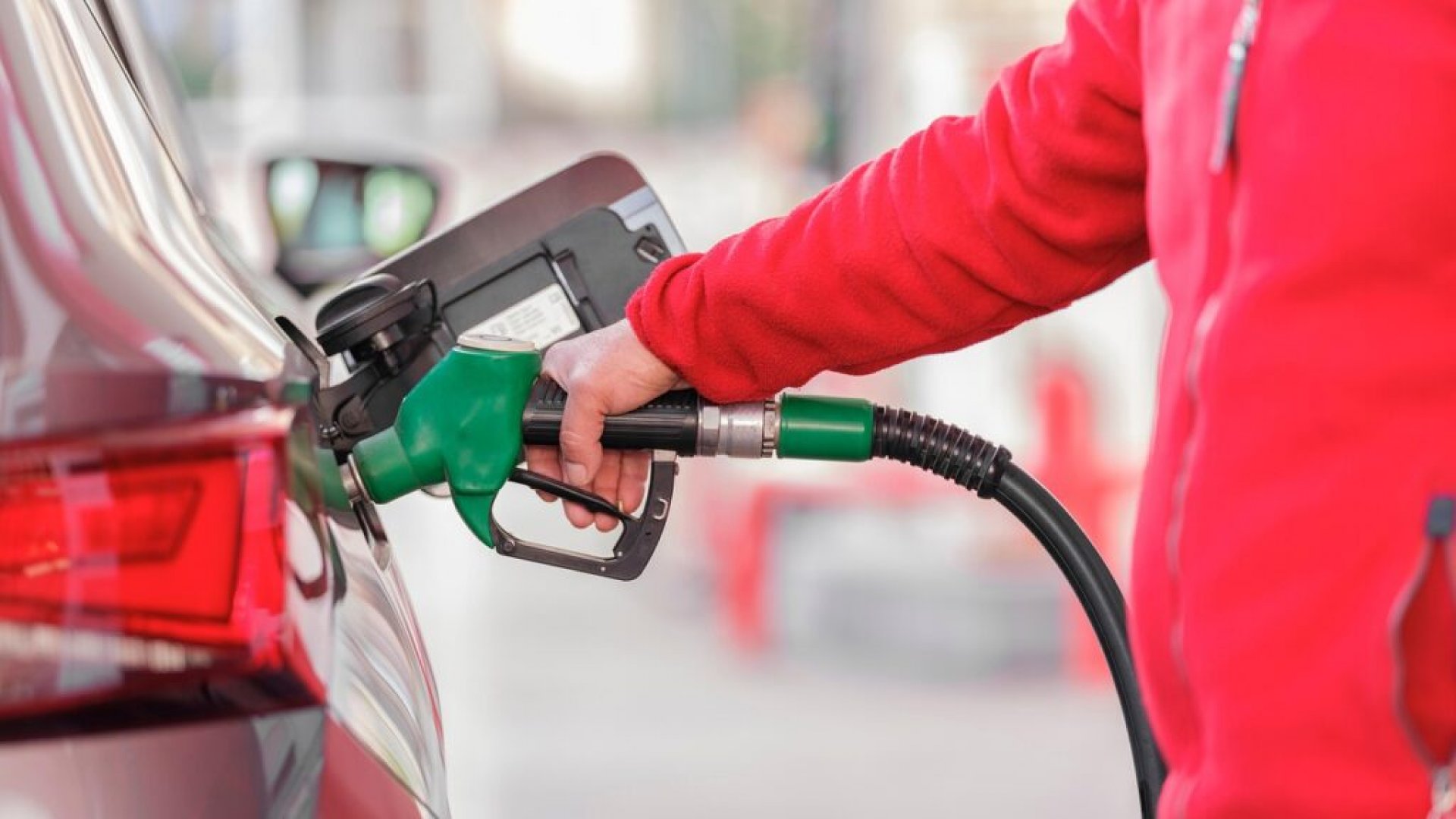 Pacto con gasolineros contiene alza en precios de combustibles: Sheinbaum