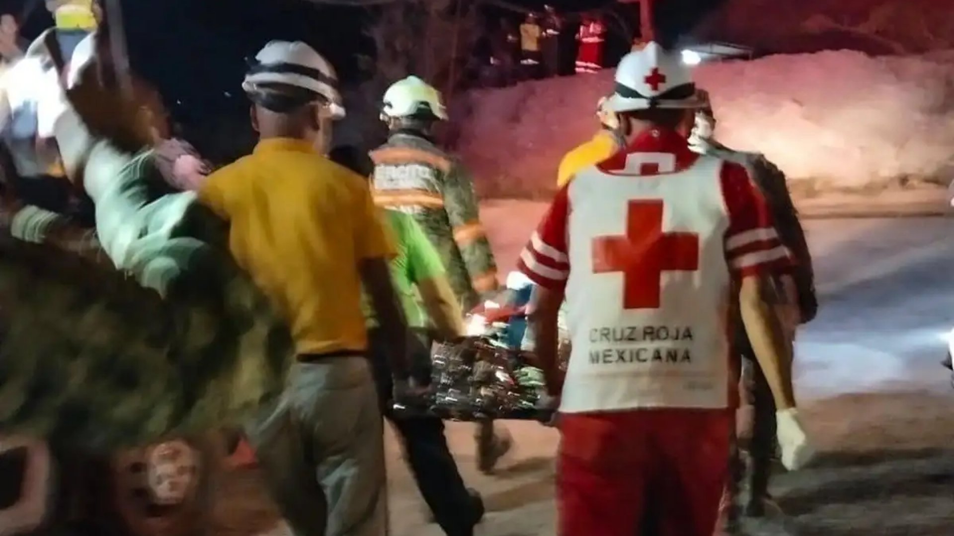 Rescatan con vida a uno de los obreros atrapados en mina de Sinaloa