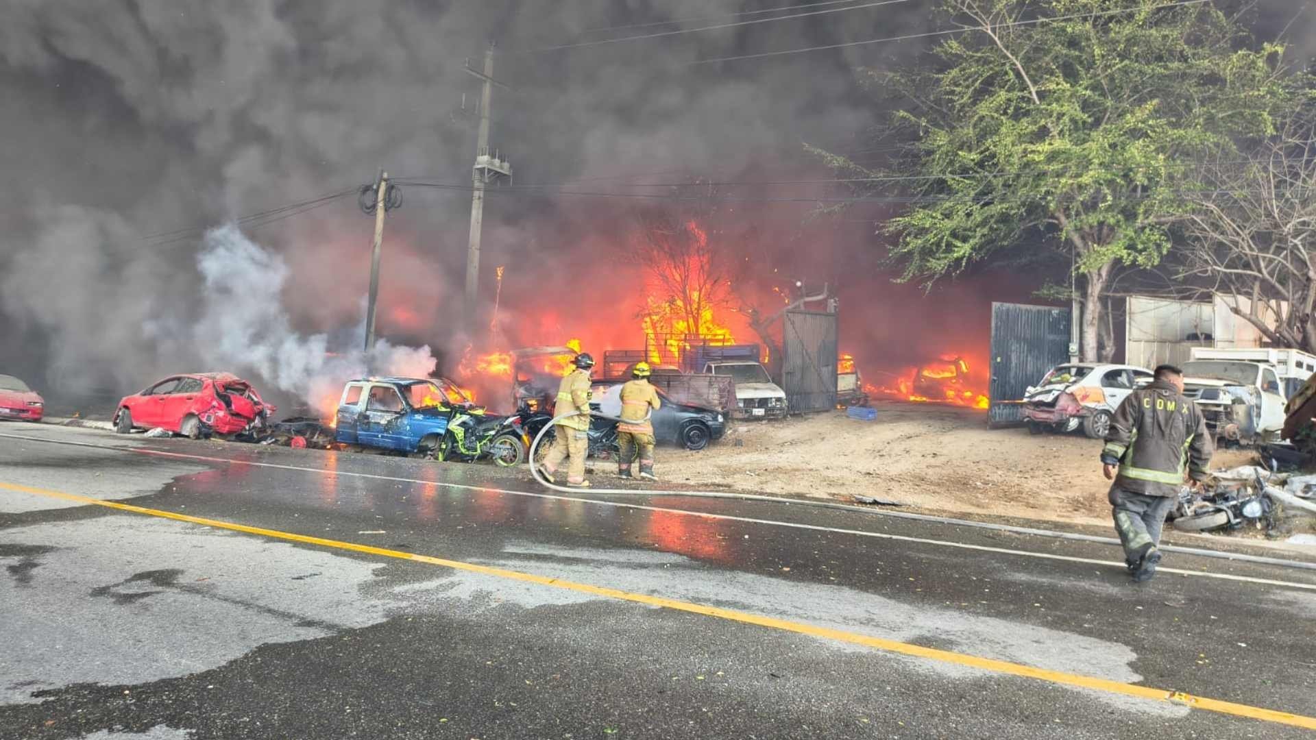 Incendio en corralón de Acapulco consume decenas de vehículos y moviliza a cuerpos de emergencia