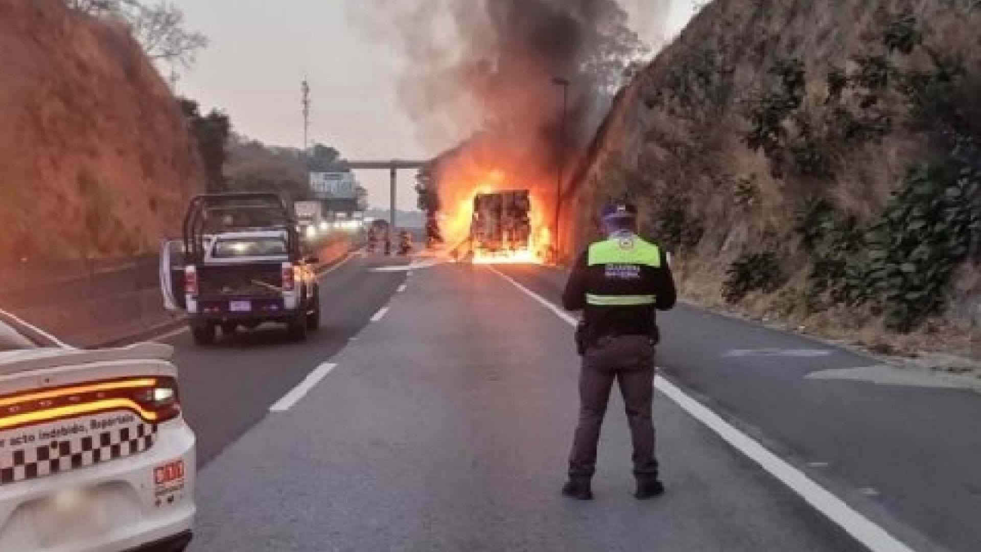 Incendio de tractocamión provoca cierre en la autopista Chamapa-Lechería
