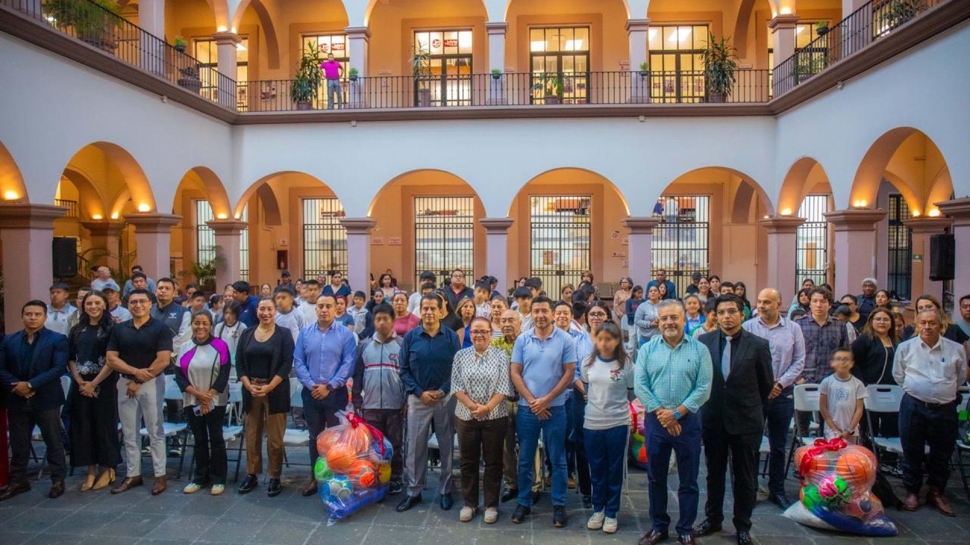 Refuerzan apoyo al deporte con entrega de materiales en escuelas de Xalapa