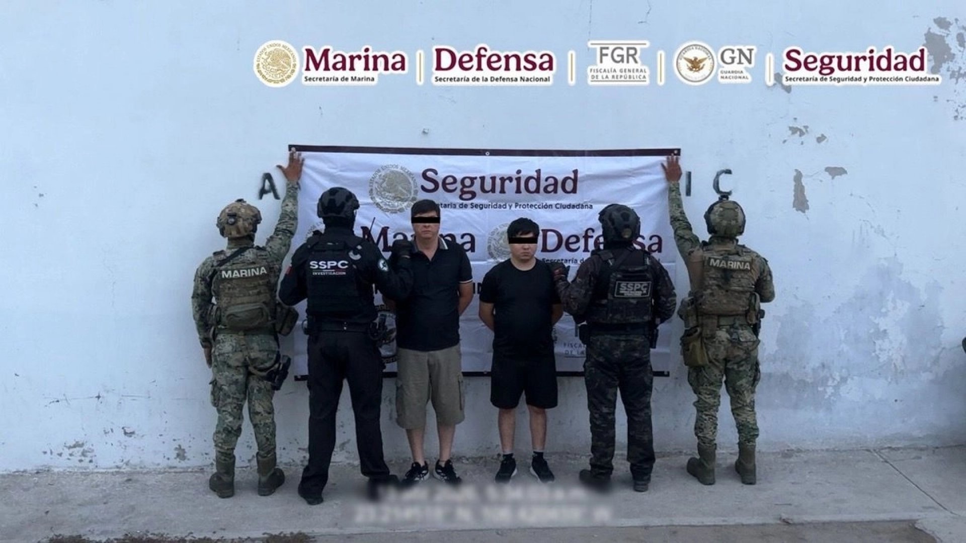 Capturan en Sinaloa a dos presuntos integrantes de Los Chapitos; decomisan arsenal y droga