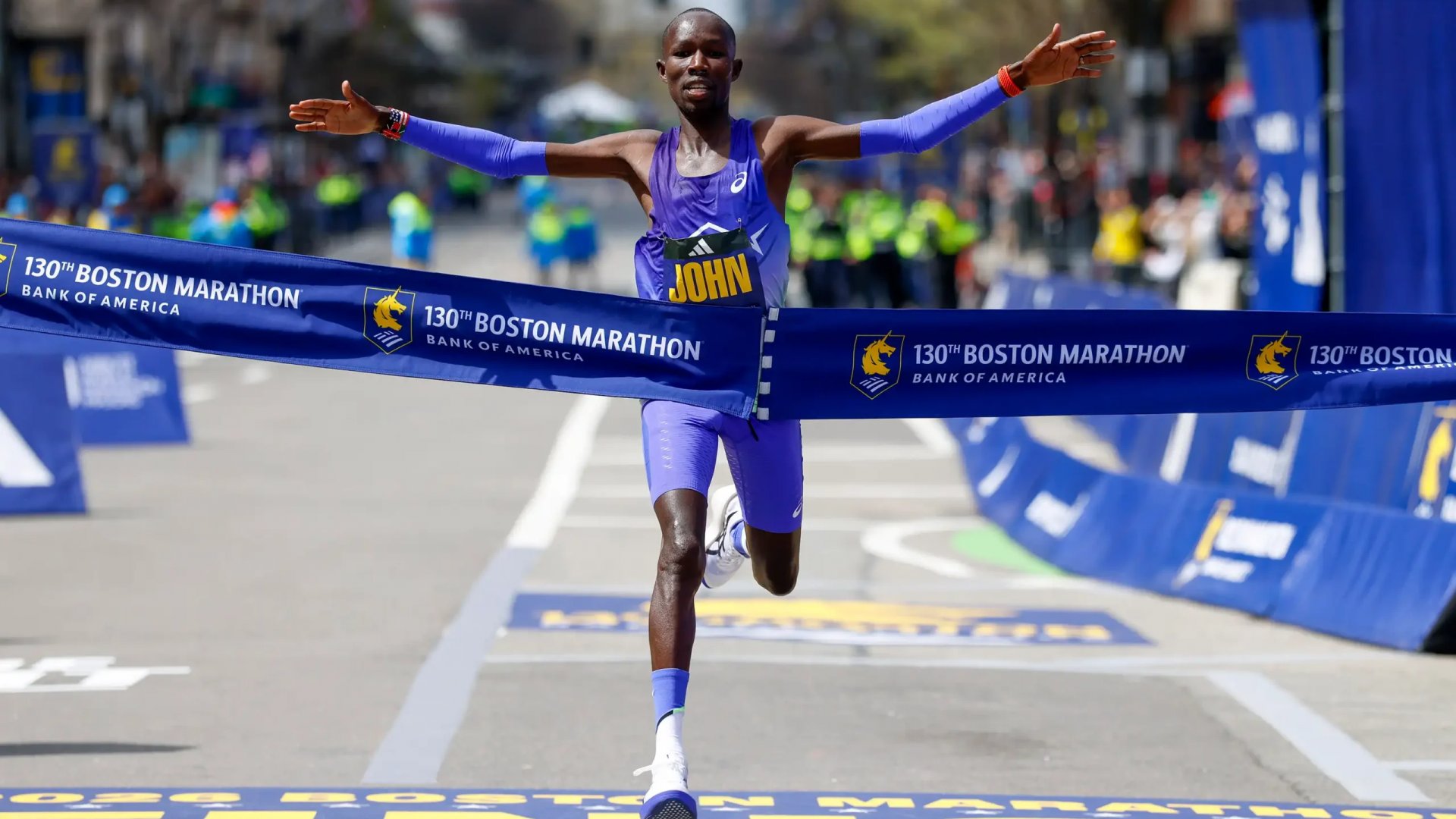 John Korir impone marca histórica en el Maratón de Boston