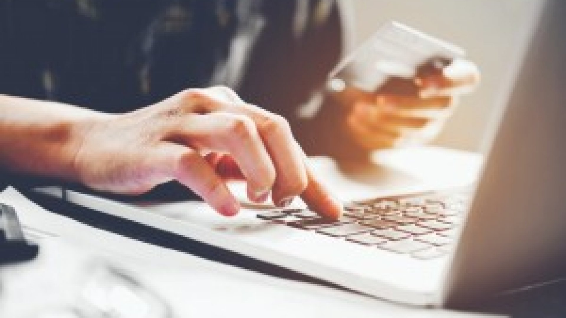 Morena propone eliminar prácticas engañosas en plataformas financieras digitales