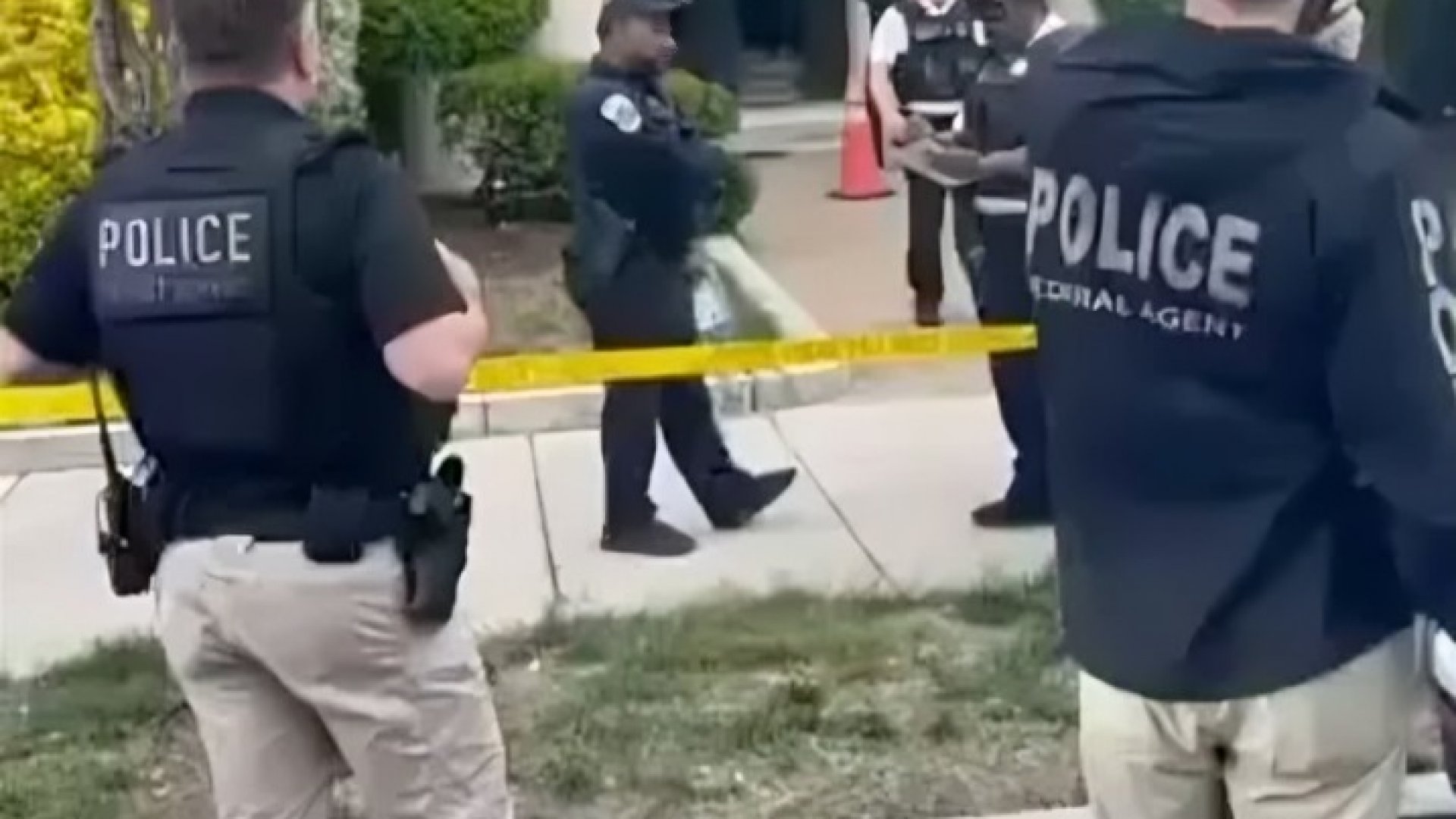 Detienen a sujeto armado tras ingresar a sede cultural de México en EU