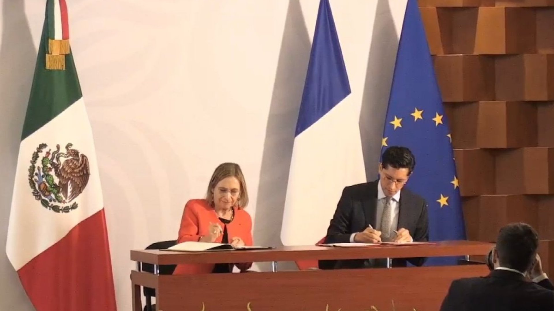 México y Francia celebran bicentenario de relaciones diplomáticas; renuevan plan bilateral