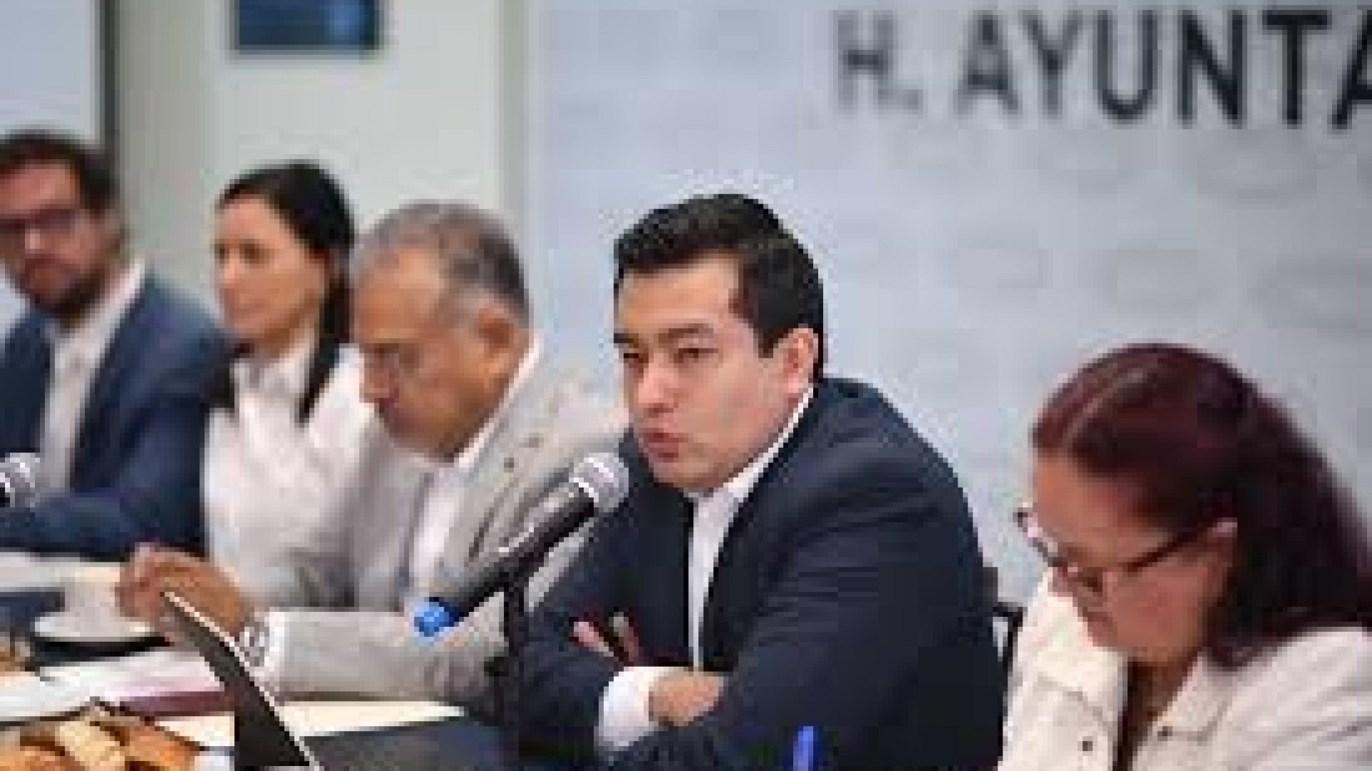 Ayuntamiento de Xalapa y CMAS entregan plazas laborales en favor de la justicia social