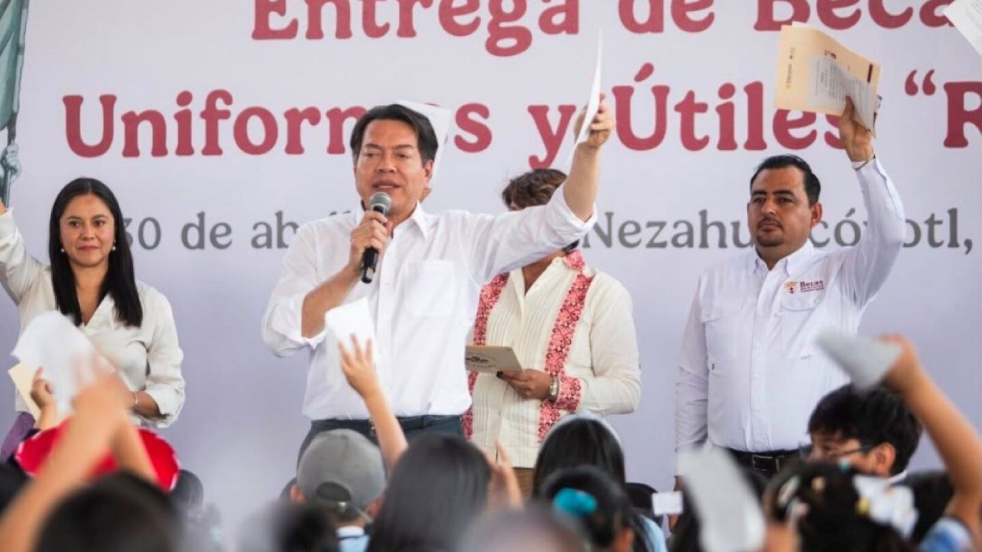 SEP inicia entrega de tarjetas de la beca Rita Cetina para útiles y uniformes