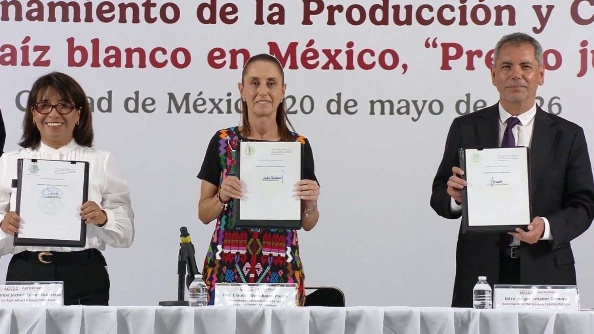 Gobierno firma acuerdo para garantizar precio justo del maíz blanco