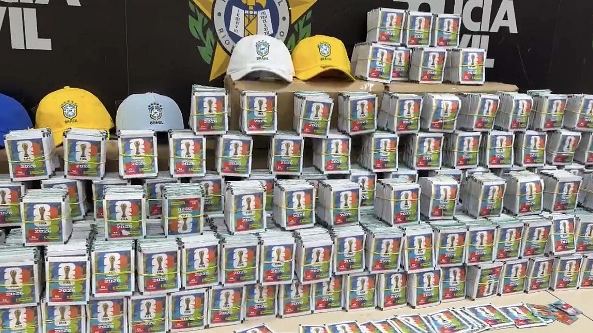 Policía brasileña decomisa 200 mil estampas falsas del Mundial 2026