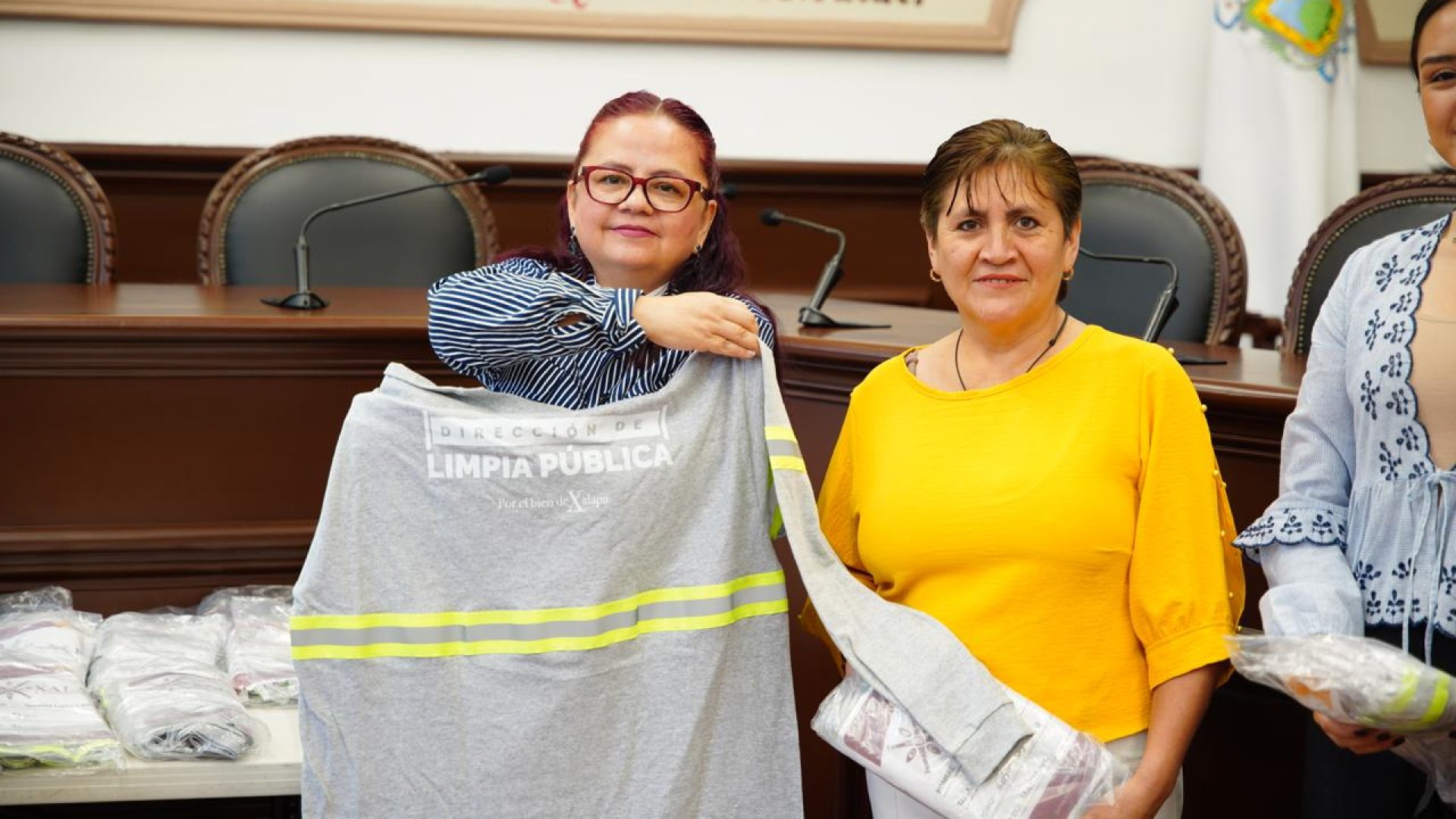 Trabajadoras de Limpia Pública de Xalapa reciben uniformes para fortalecer sus labores