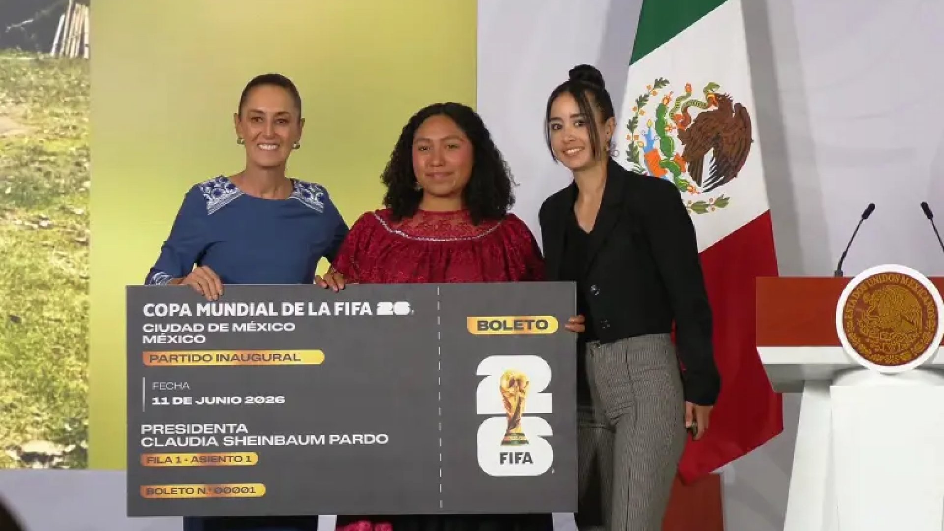 Sheinbaum entrega boleto inaugural del Mundial a joven veracruzana