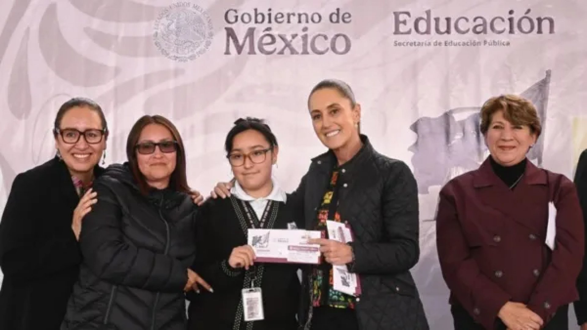 Sheinbaum inicia gira en Edomex con entrega de beca Rita Cetina