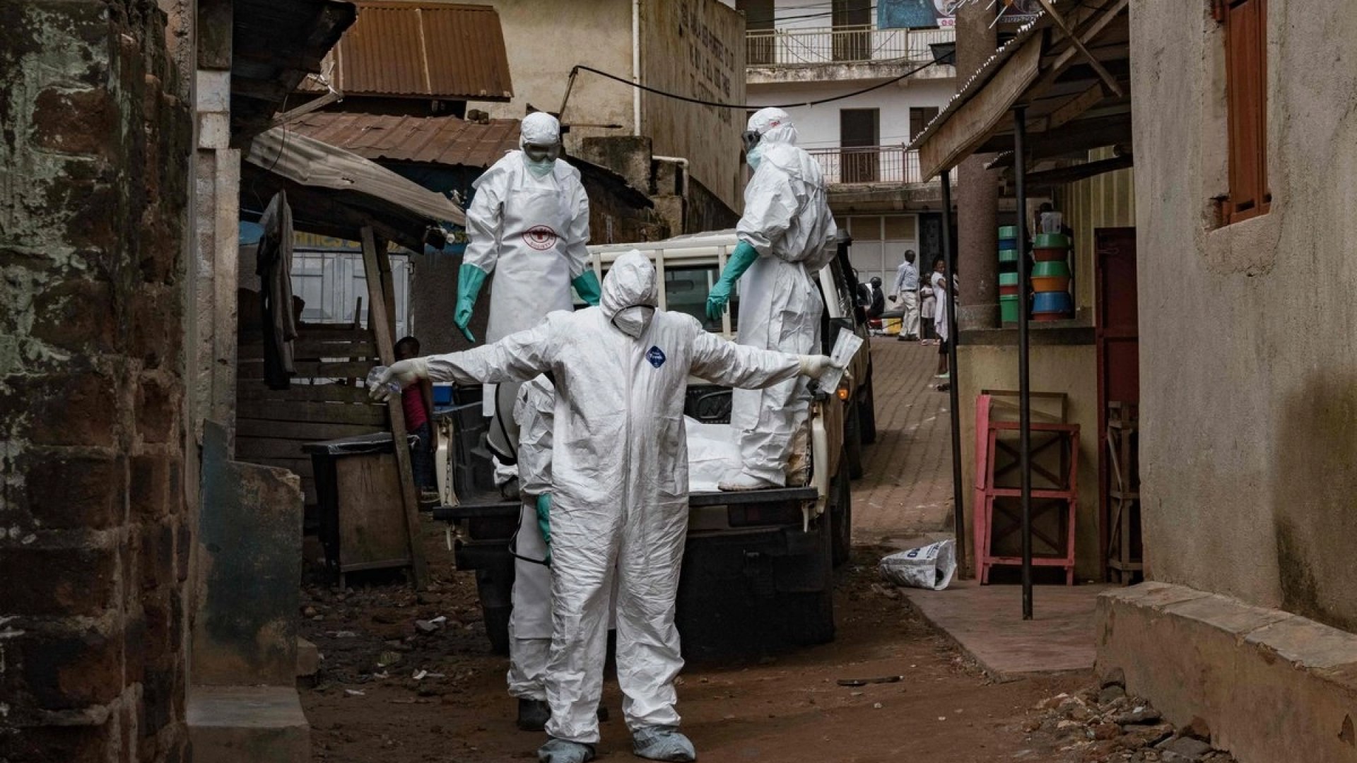 México, Canadá y EU anuncian restricciones a viajeros por ébola