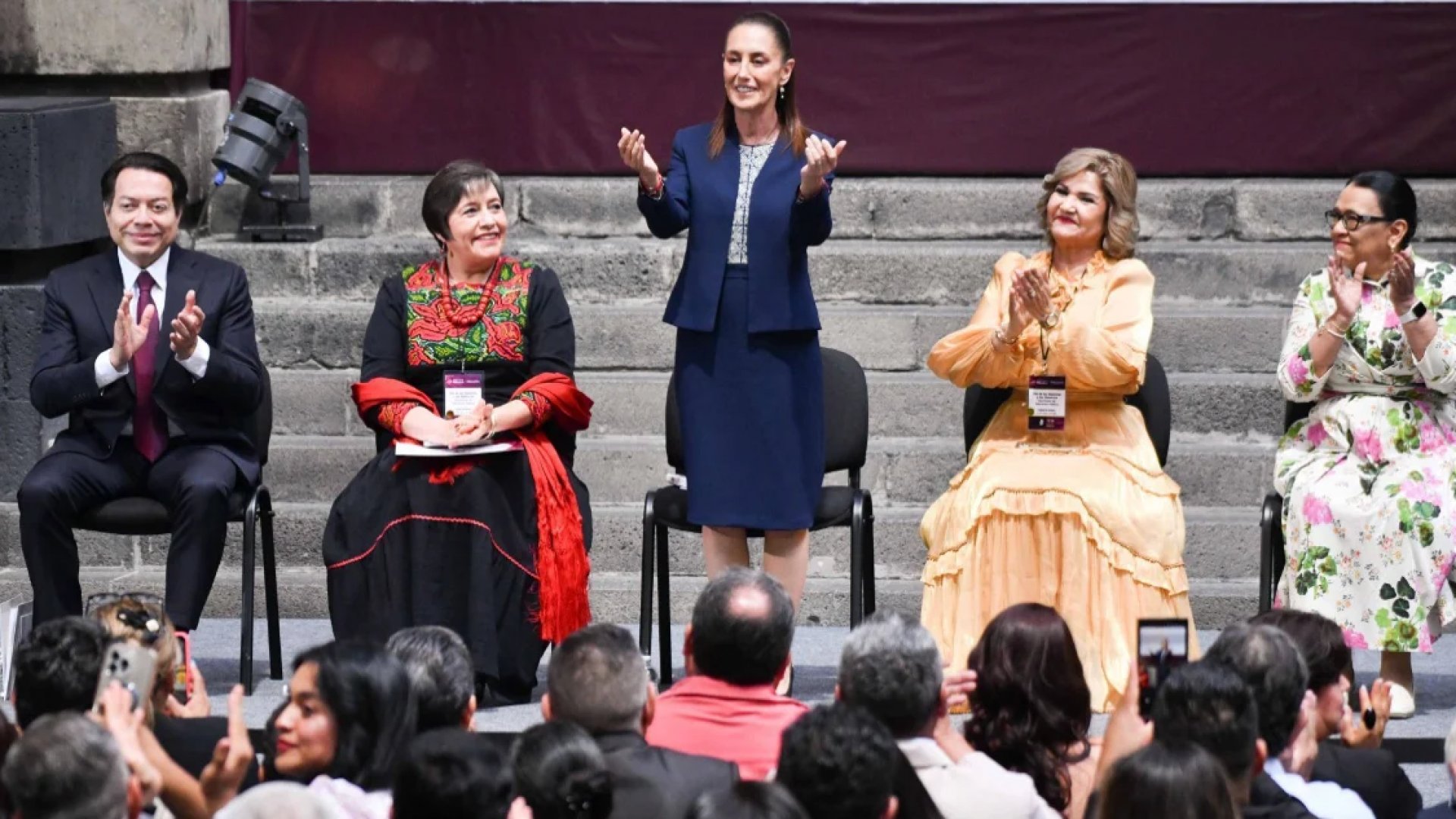 Sheinbaum reconoce al magisterio y llama a defender la educación pública y al país