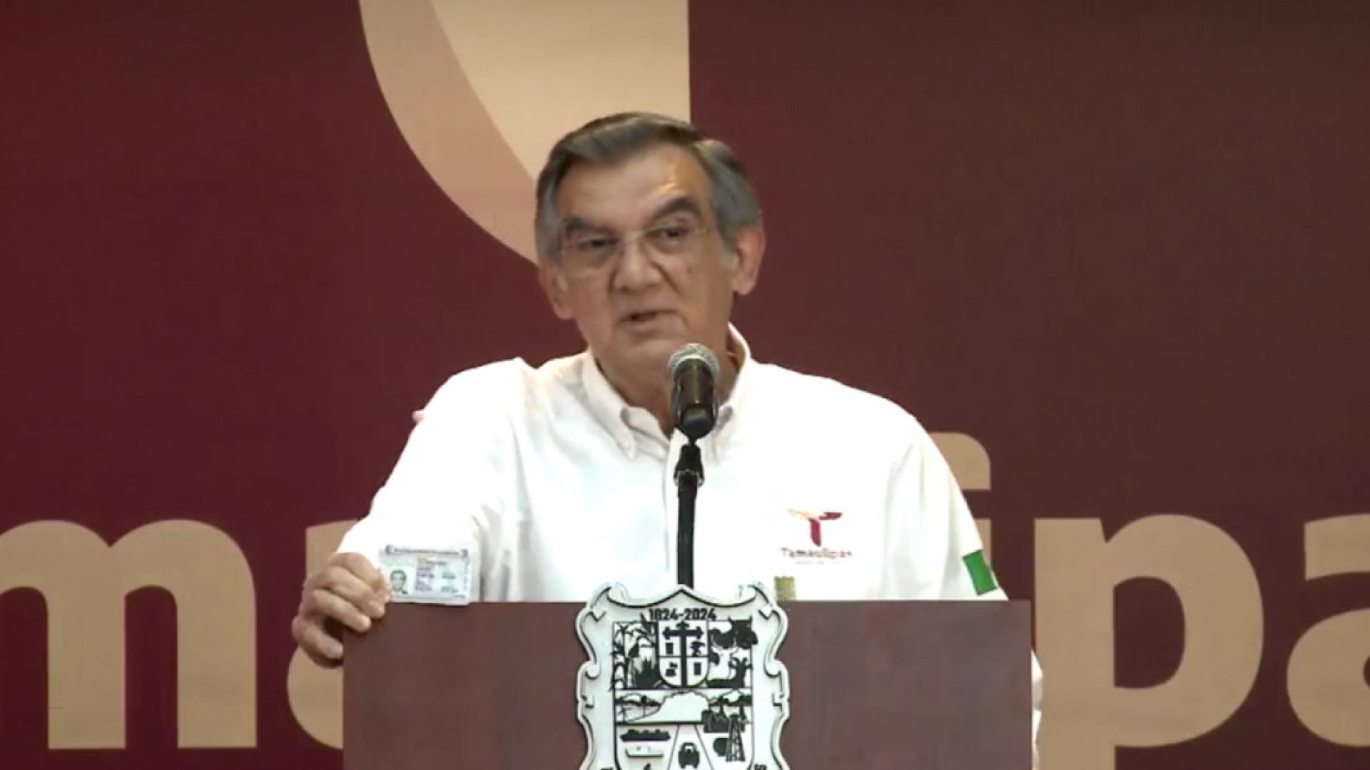 Américo Villarreal exhibe su visa y asegura que Estados Unidos no la ha cancelado