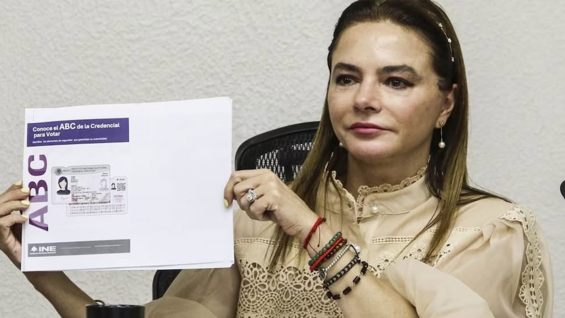 INE lanza nueva credencial para votar con identidad de género y autoadscripción indígena