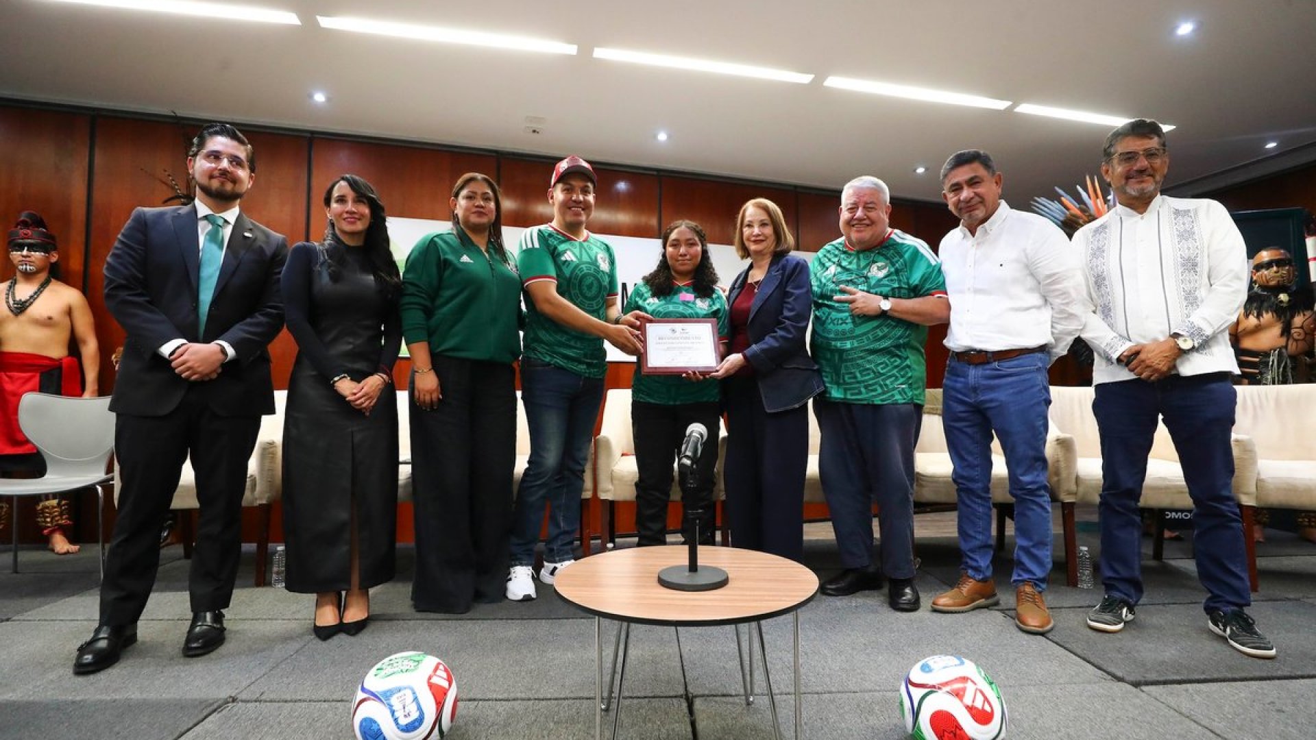 Senado reconoce a joven indígena que asistirá a inauguración del Mundial en representación de Sheinbaum