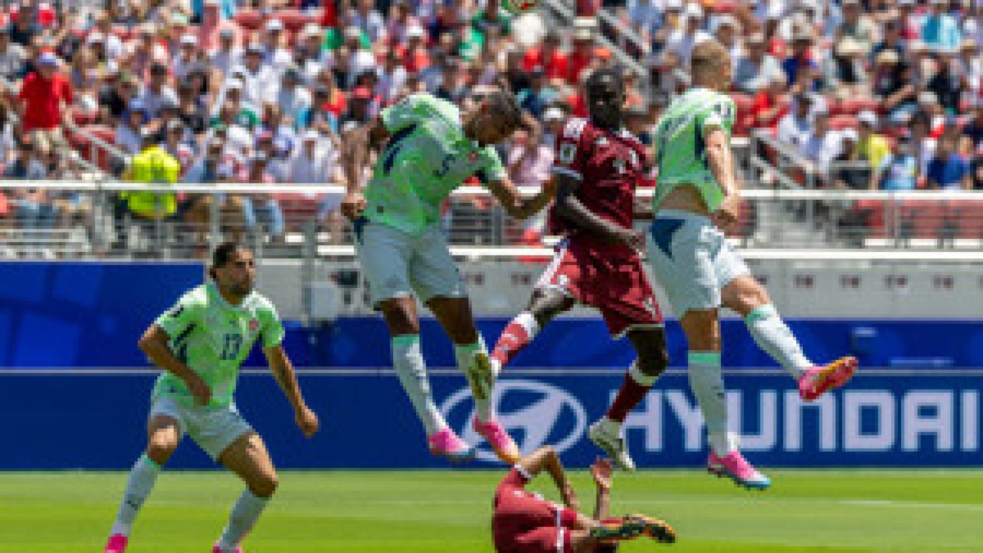 Qatar rescata histórico empate ante Suiza en un estadio con muchos asientos vacíos