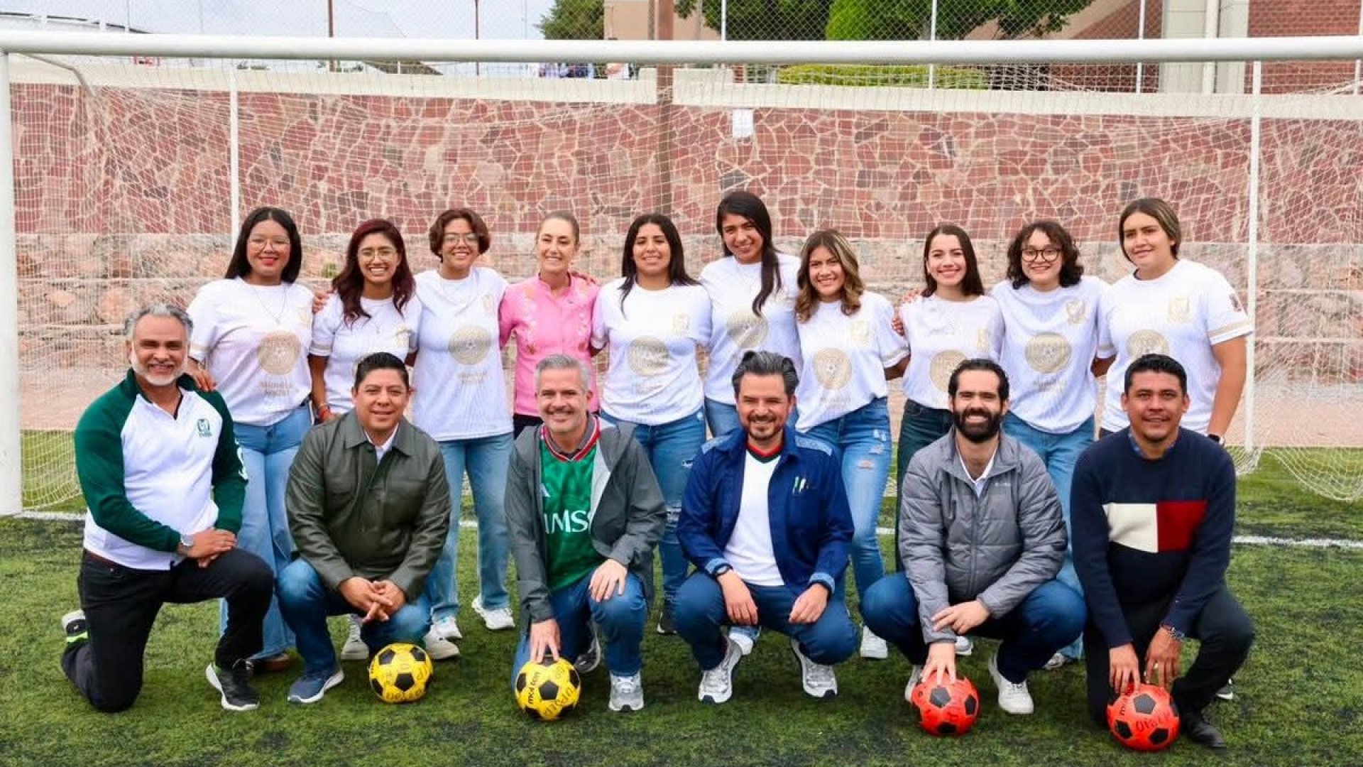 Sheinbaum entrega boletos del Mundial a equipos destacados de torneo del IMSS