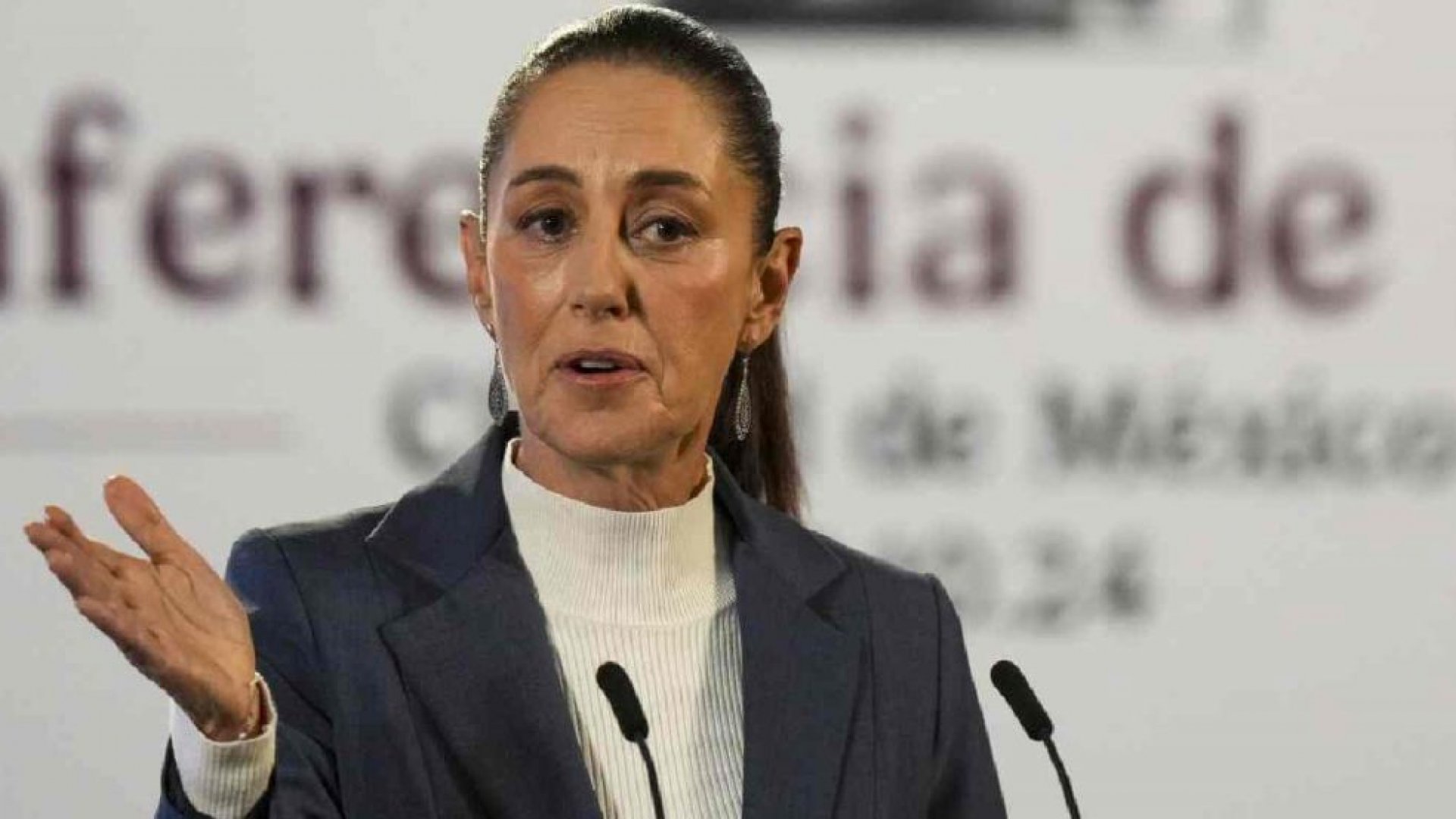 Sheinbaum llama a regular el uso de celulares en menores y debatir el uso de la IA