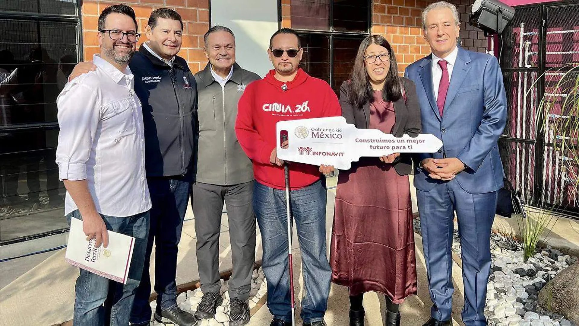Gobiernos federal y estatal entregan viviendas para transformar la vida de familias poblanas