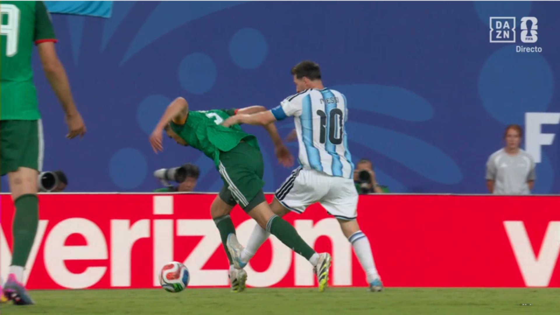 Argelia presenta queja ante la FIFA por presunto pisotón de Messi a Mandi