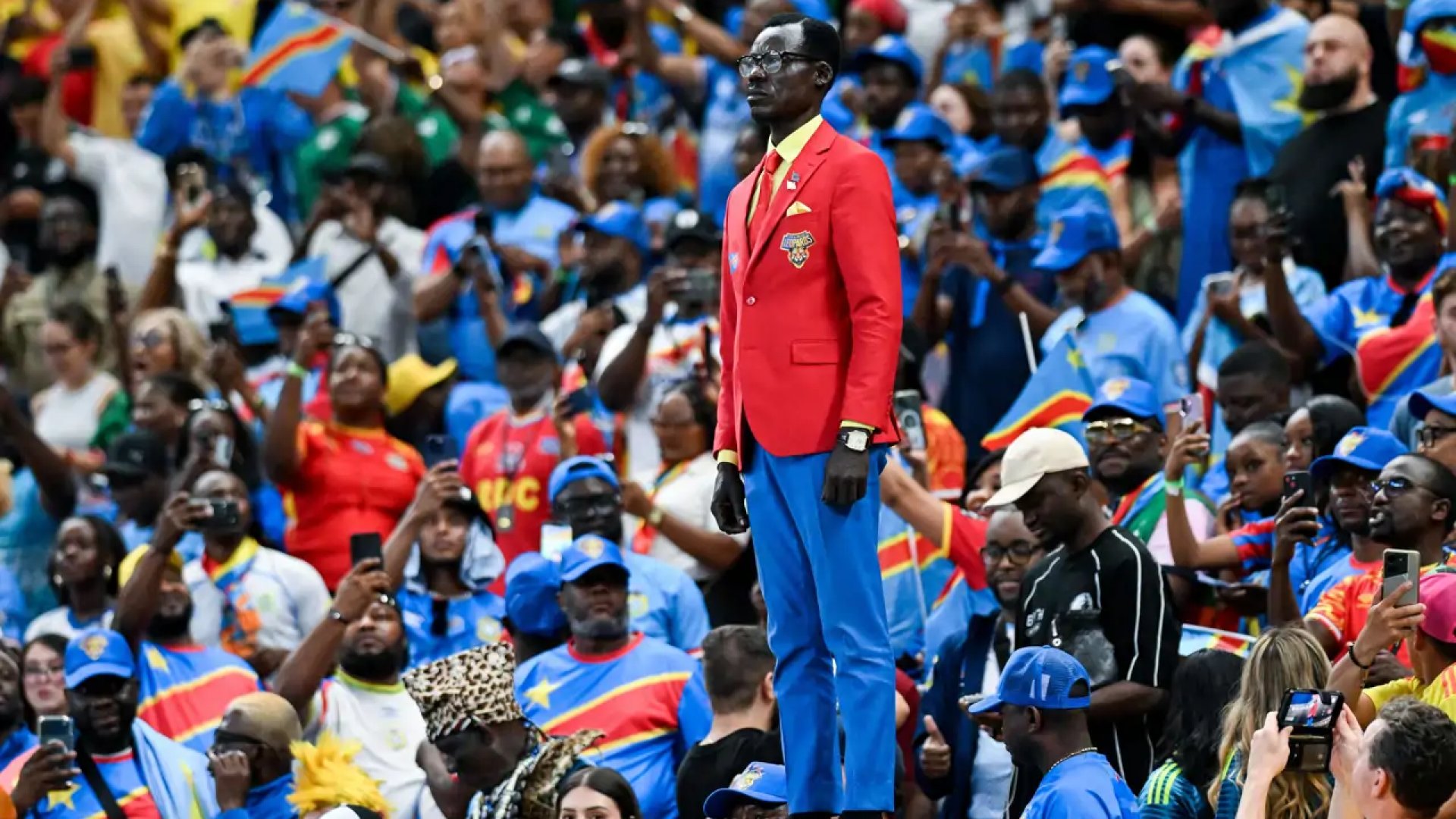 Estatua viviente incomoda a la FIFA y visibiliza la tragedia del Congo