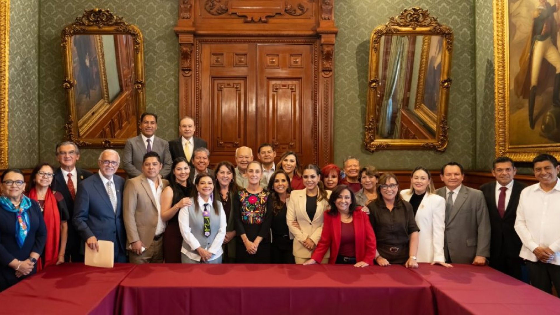 Gobernadores de los estados incorporados al IMSS-Bienestar se reúnen con Sheinbaum en Palacio Nacional