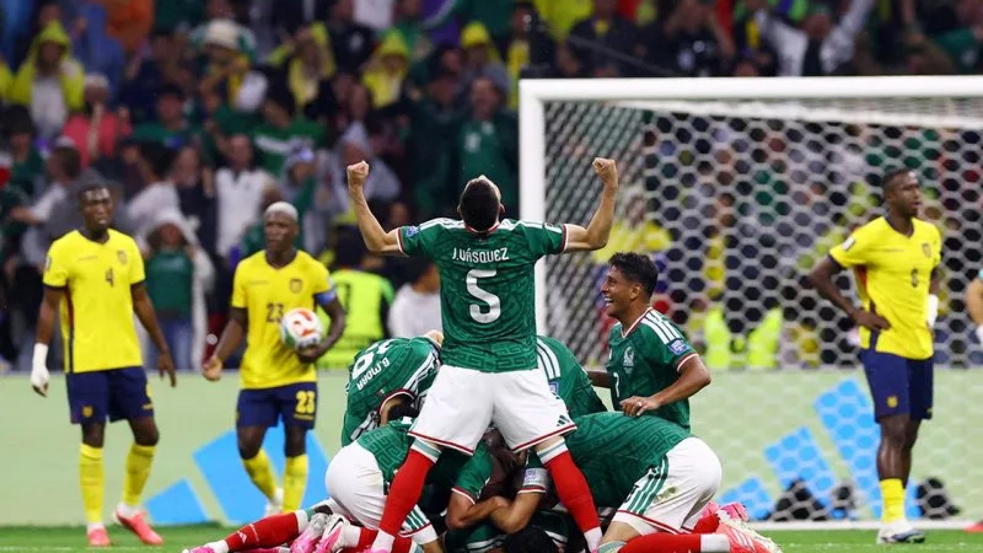 México vence a Ecuador y avanza con paso perfecto a octavos del Mundial