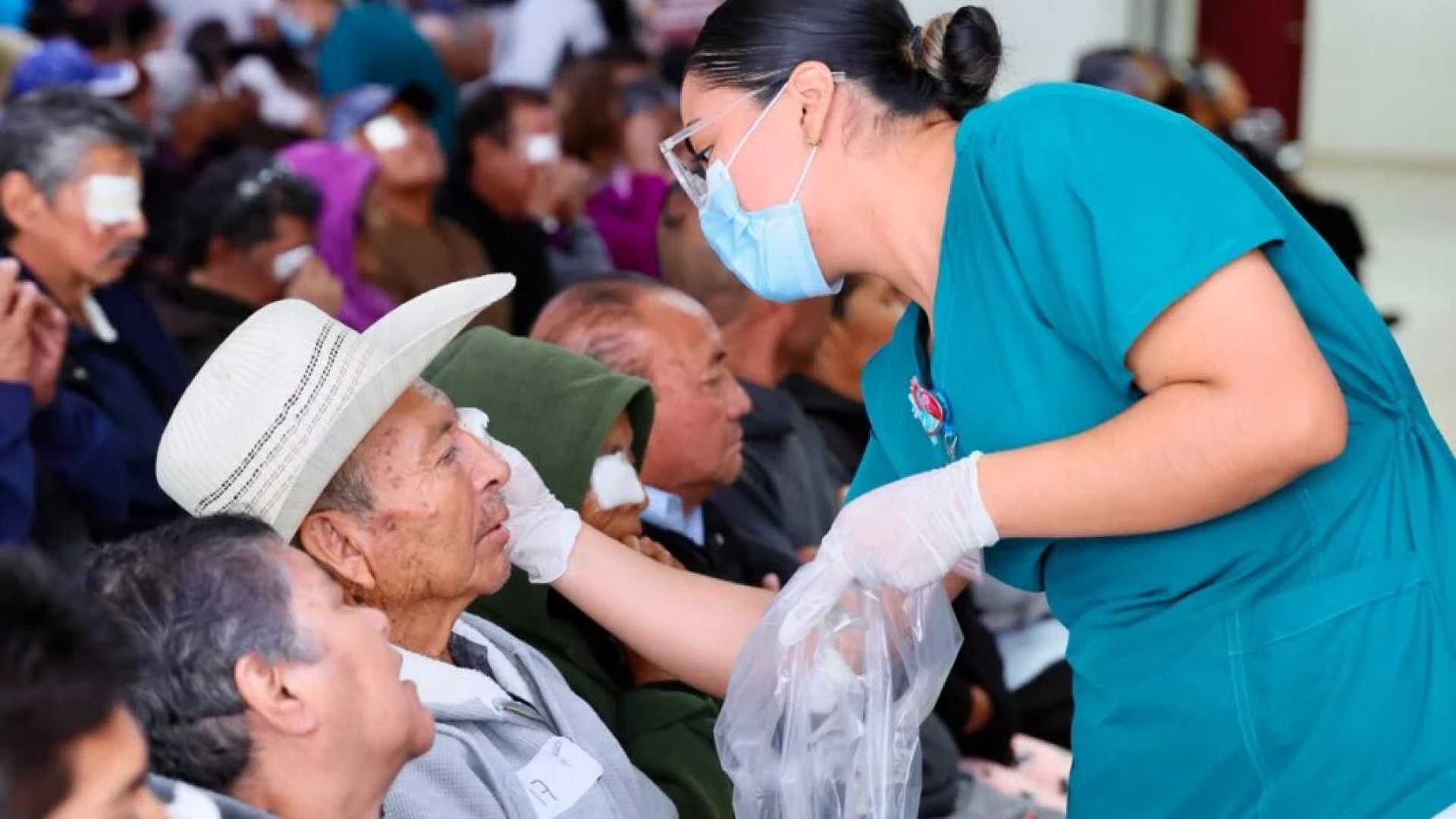 SEDIF Puebla beneficia a 500 personas con jornada gratuita de cirugías de cataratas