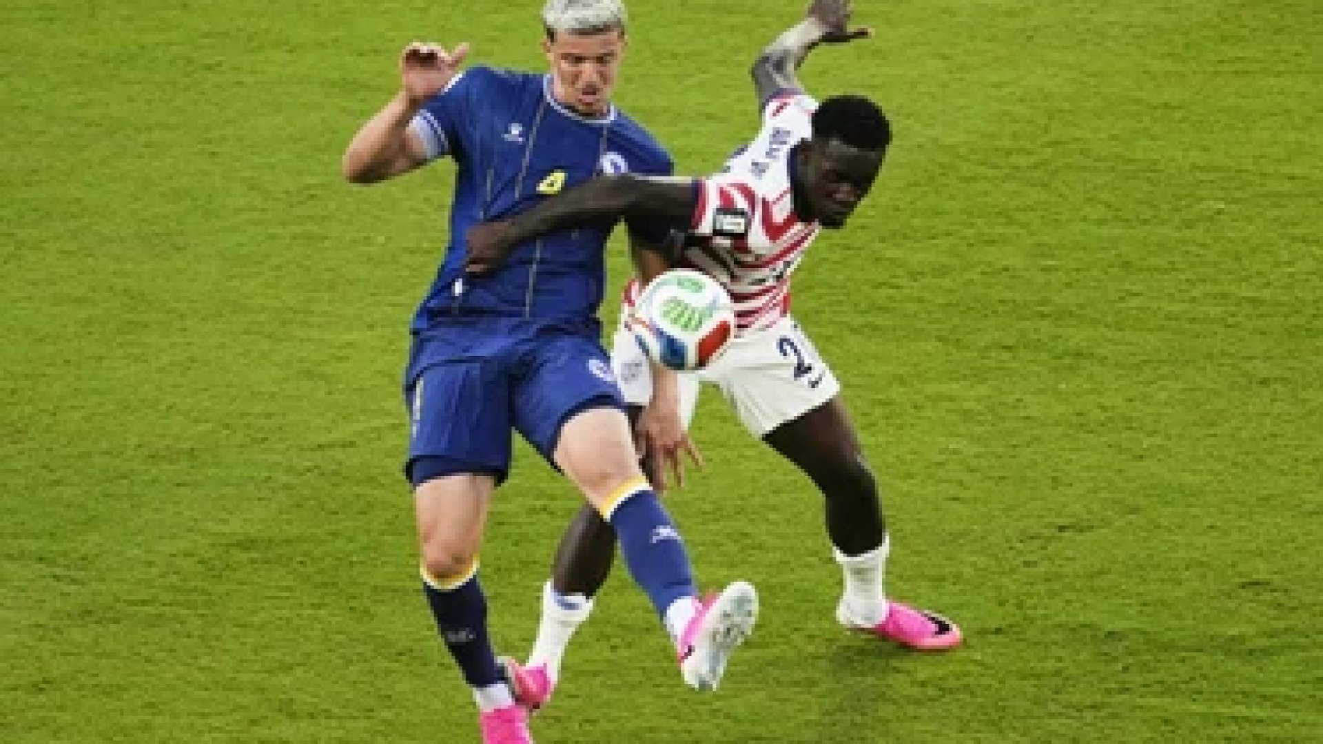 Expulsión de Balogun reaviva debate por una jugada similar de Messi en el Mundial