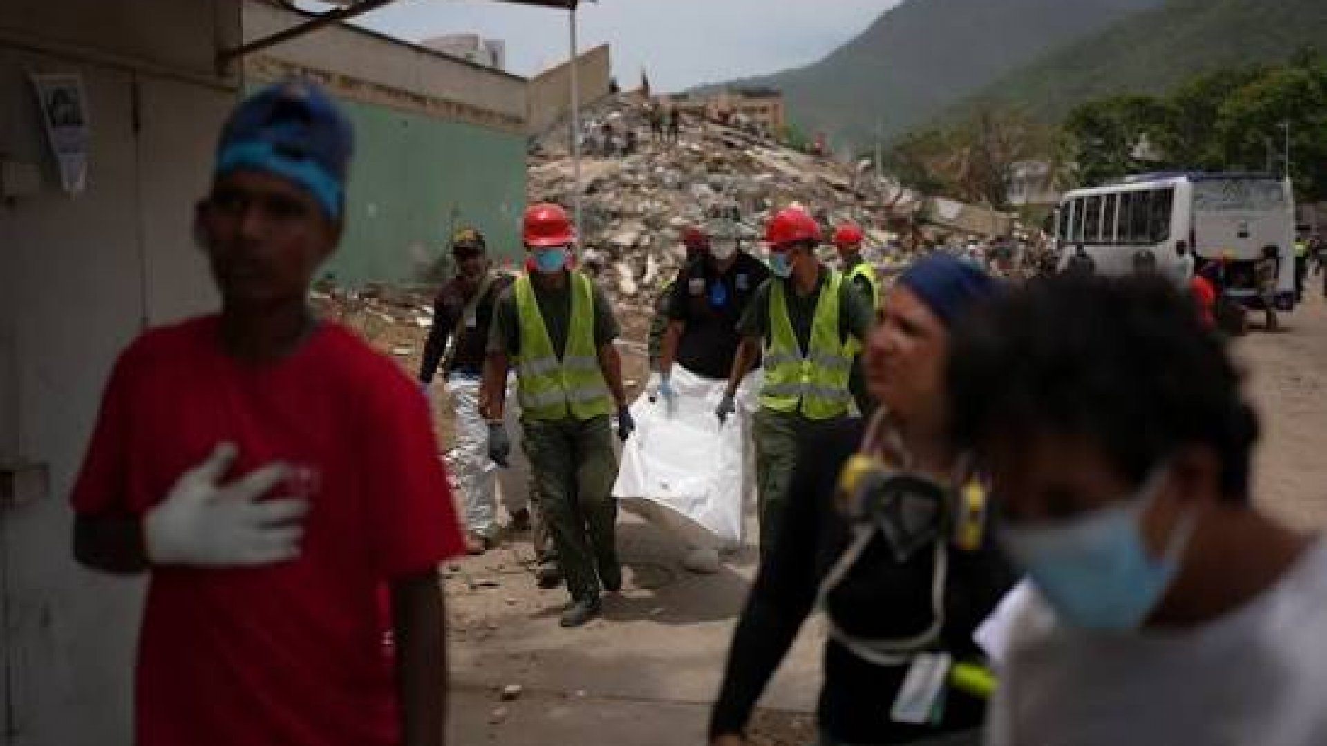 Forenses cubanos identifican hasta 60 cuerpos al día tras los terremotos en Venezuela