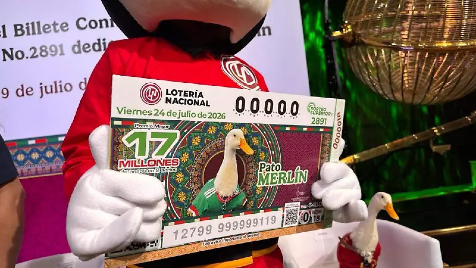 Lotería Nacional presenta billete conmemorativo del Pato Merlín