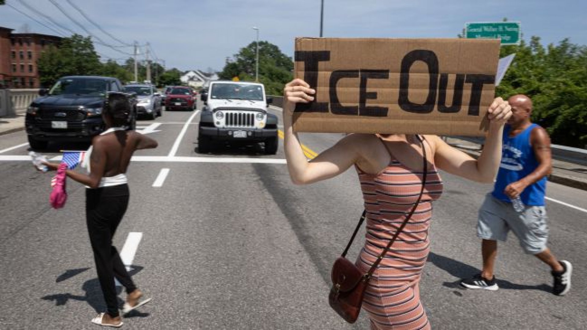 ICE suspende controles de tráfico tras la muerte de dos migrantes en operativos