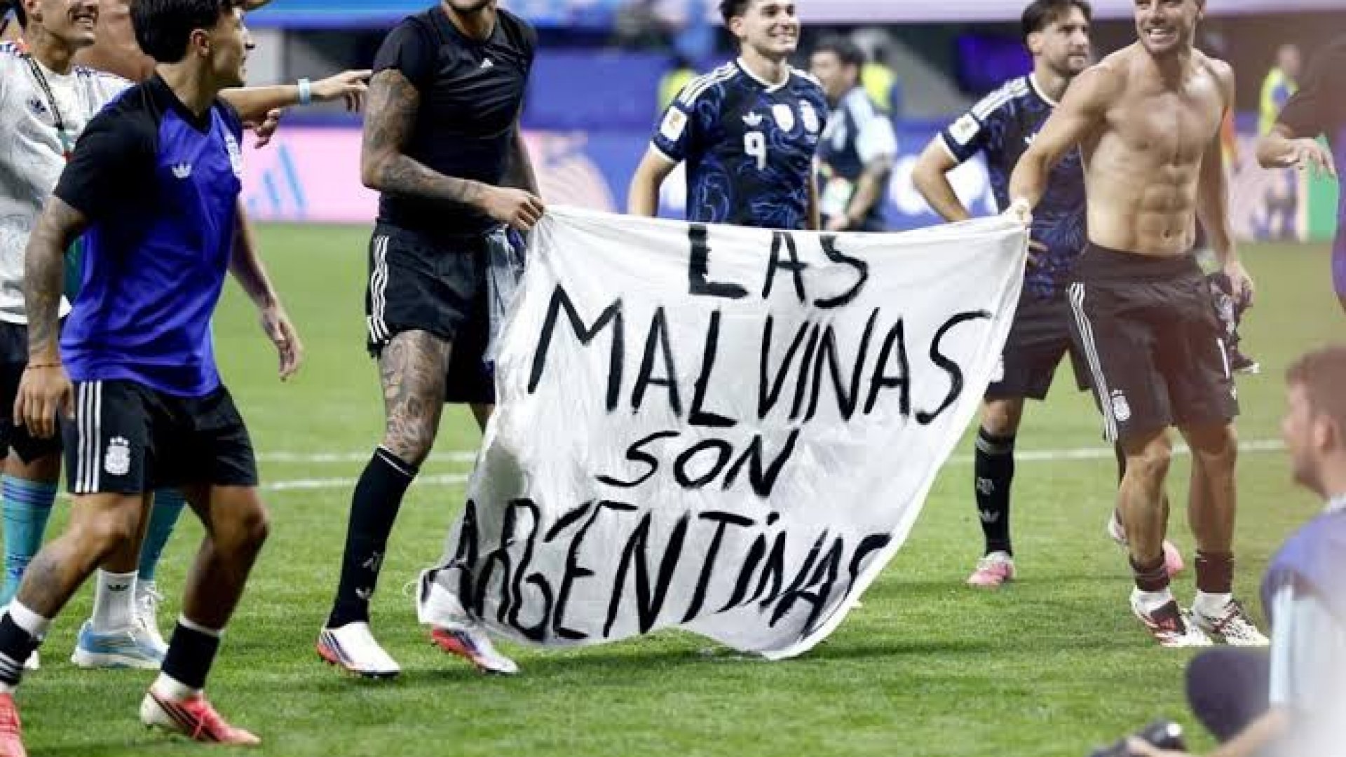 Reino Unido solicita a la FIFA investigar a Argentina por pancarta sobre las Islas Malvinas