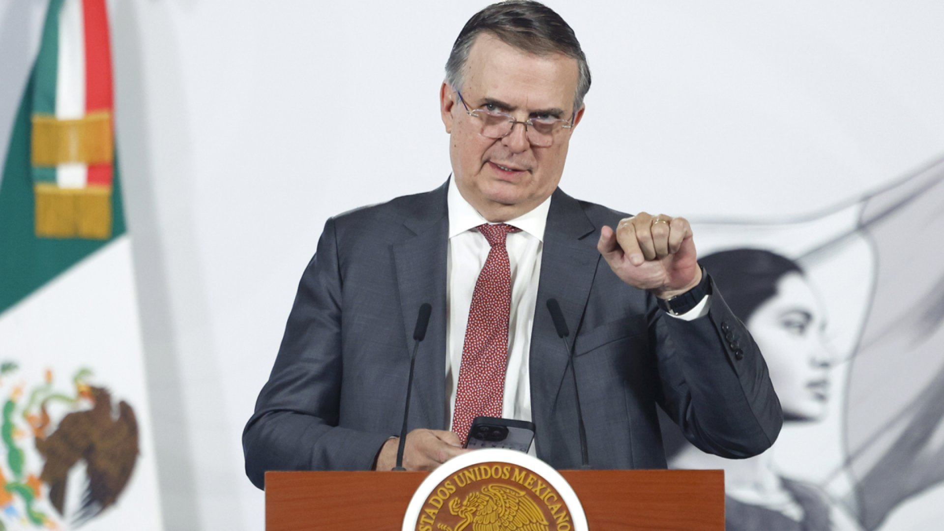 Ebrard afirma que sigue siendo difícil competir contra la industria automotriz de México