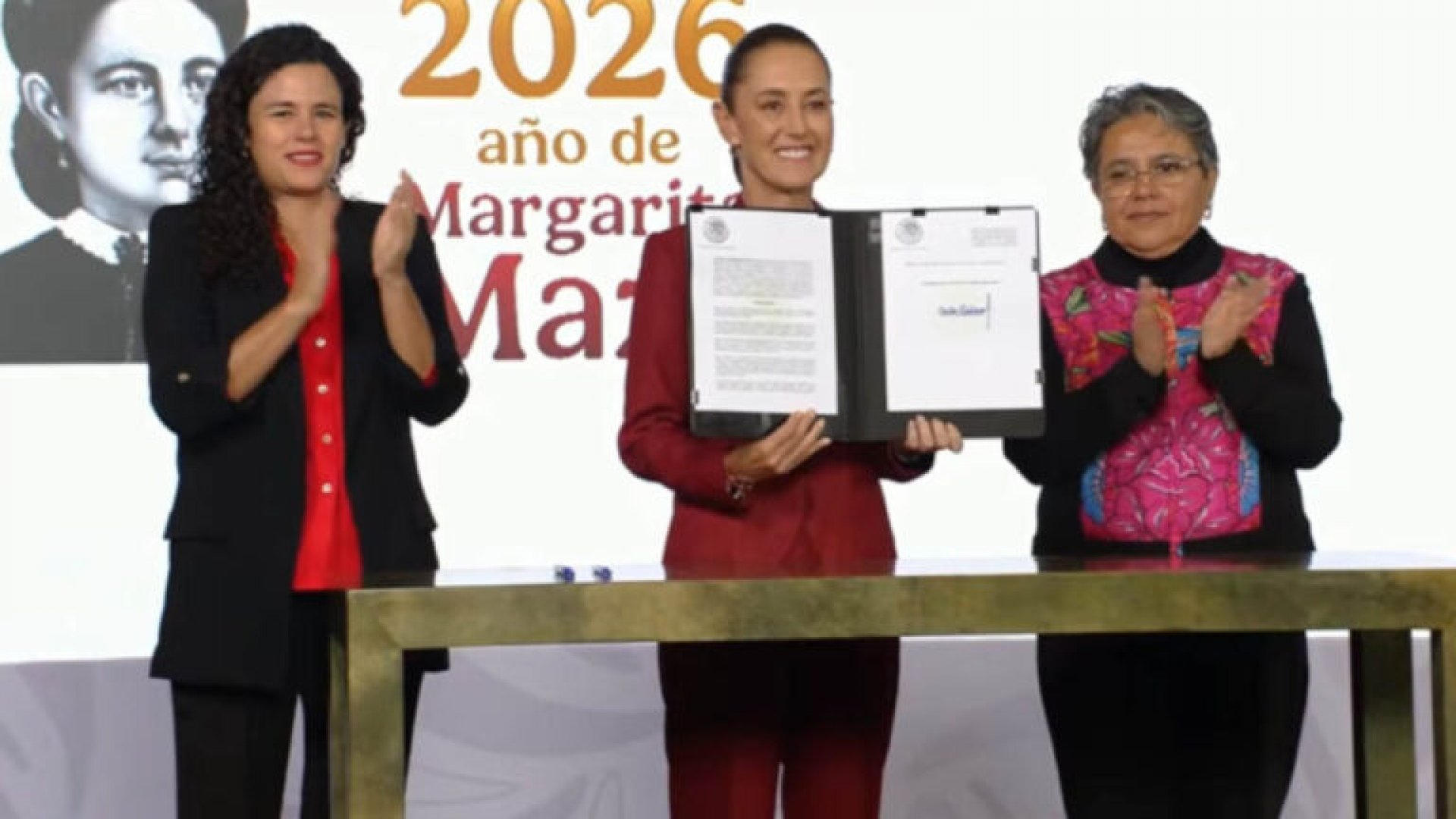 Sheinbaum firma decreto para reforzar la transparencia y evitar reservas discrecionales de información