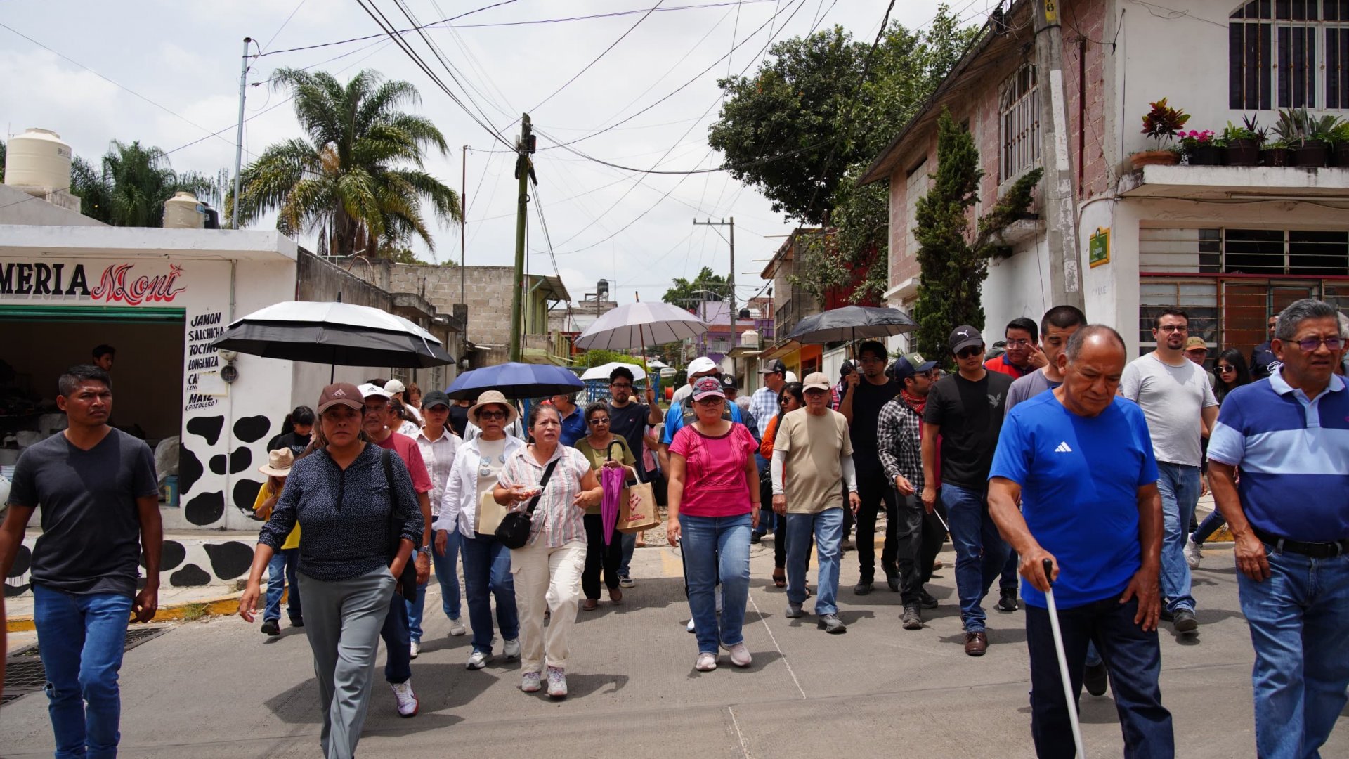 Autoridades municipales de Xalapa recorren Lomas de Casa Blanca para atender gestiones ciudadanas