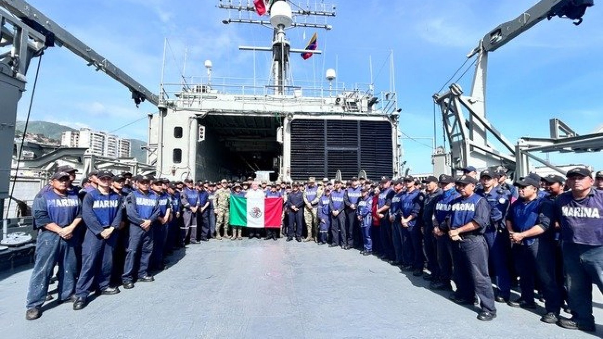 Armada de México entrega ayuda humanitaria a Venezuela tras sismos