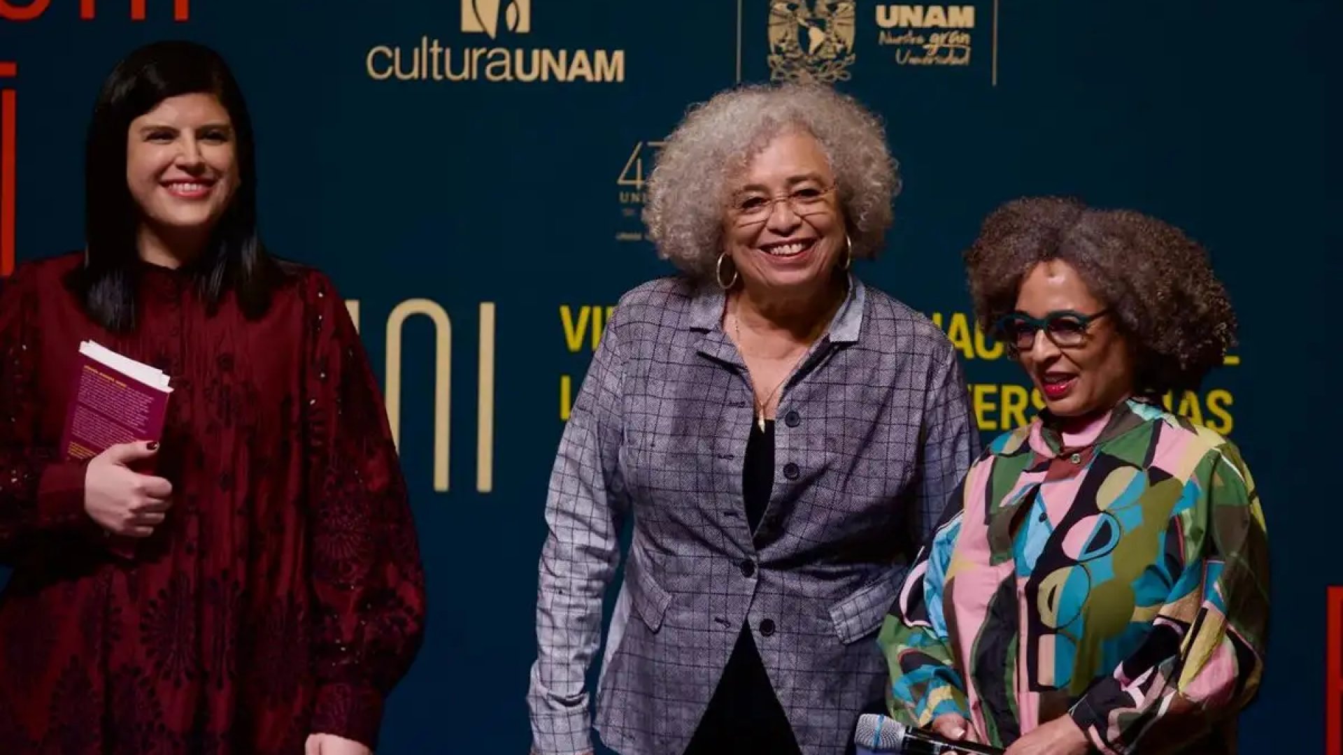 Angela Davis llama a organizarse ante el avance antifeminista