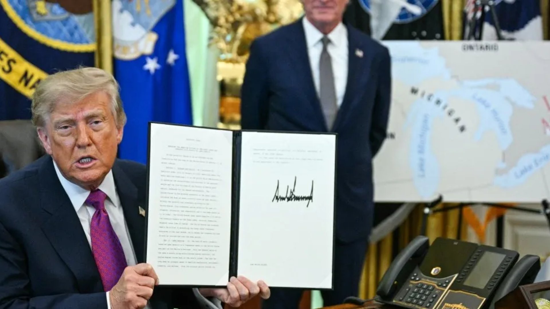 Trump firma decreto para cambiar el nombre del Lago Ontario a “lago de América”