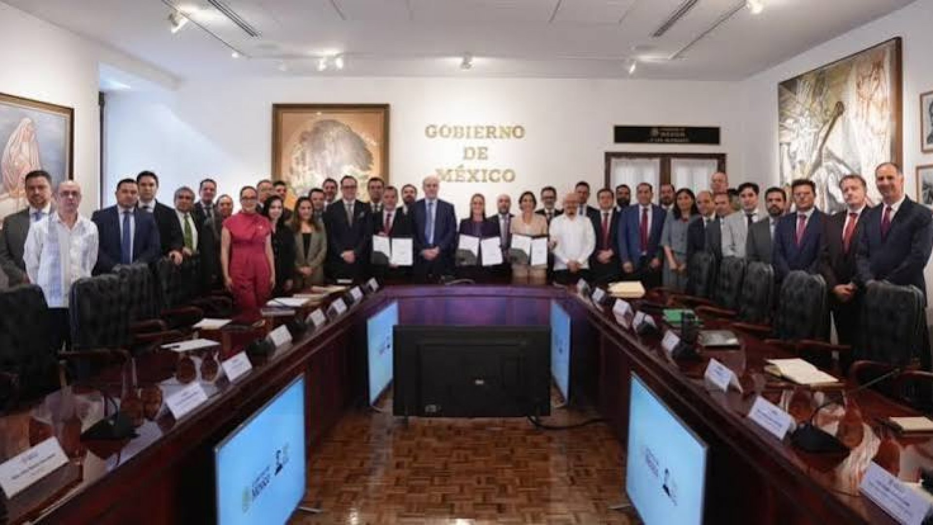 Sheinbaum renueva acuerdo con gasolineros para mantener la Magna debajo de 24 pesos