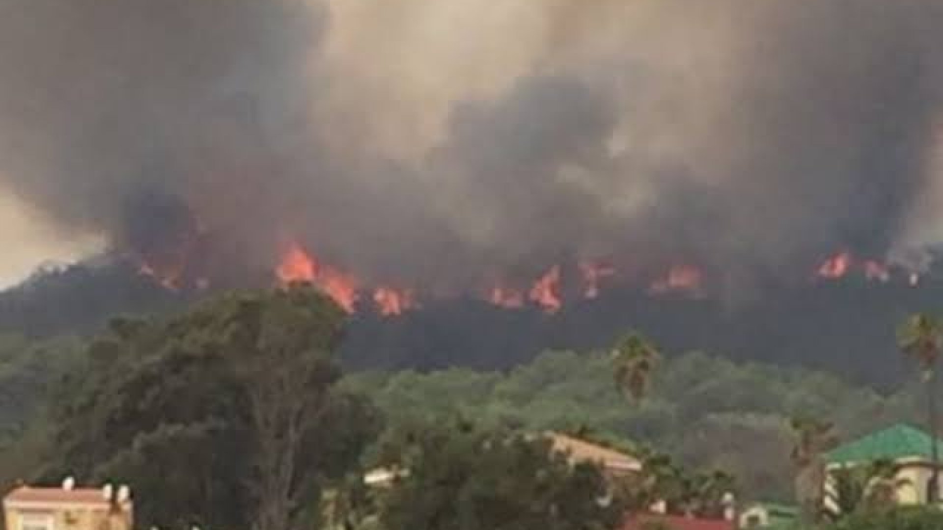 Incendio destruye viviendas improvisadas de migrantes en Ceuta