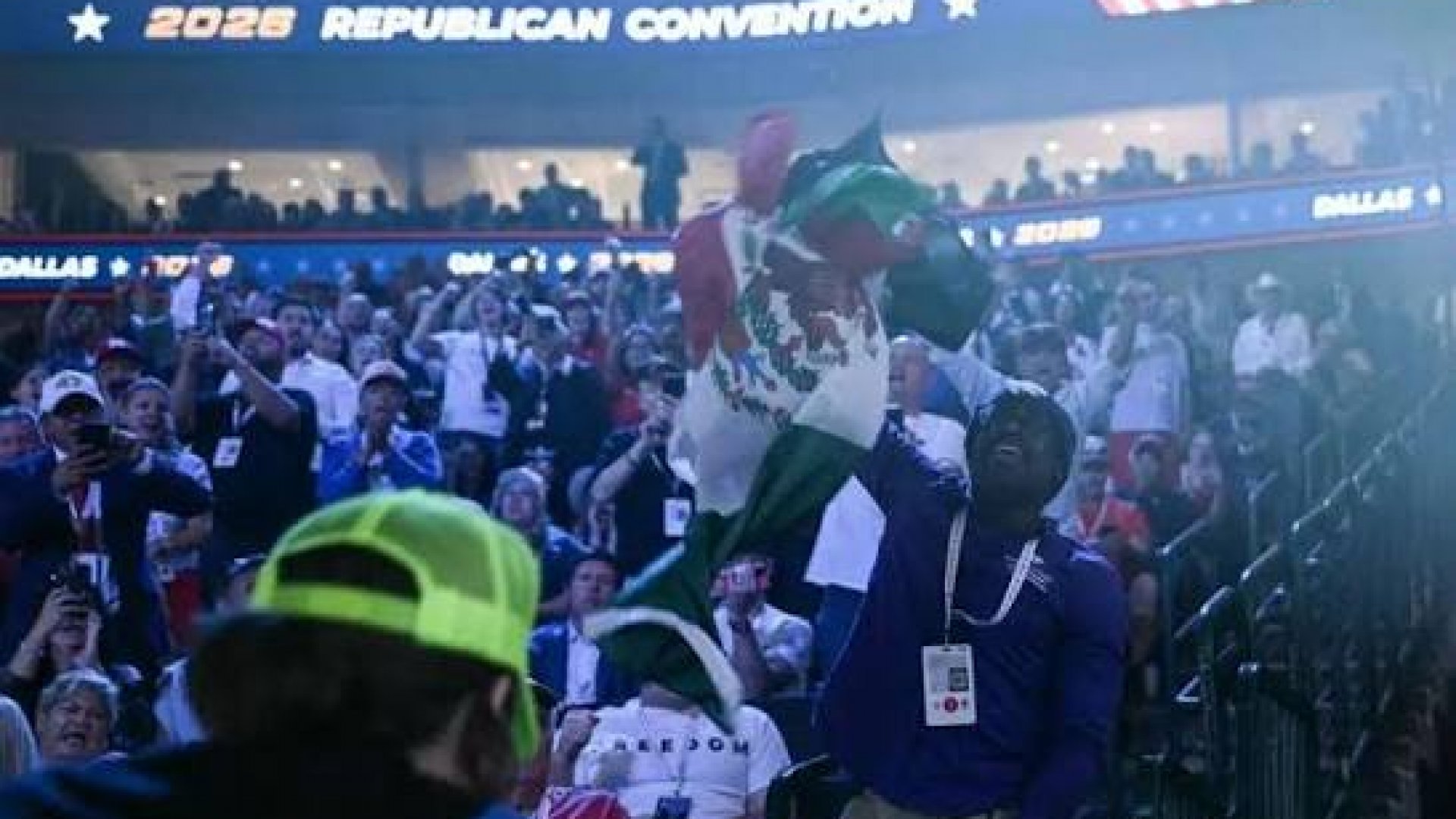 Manifestante ondea banderas de México y Palestina durante discurso de JD Vance