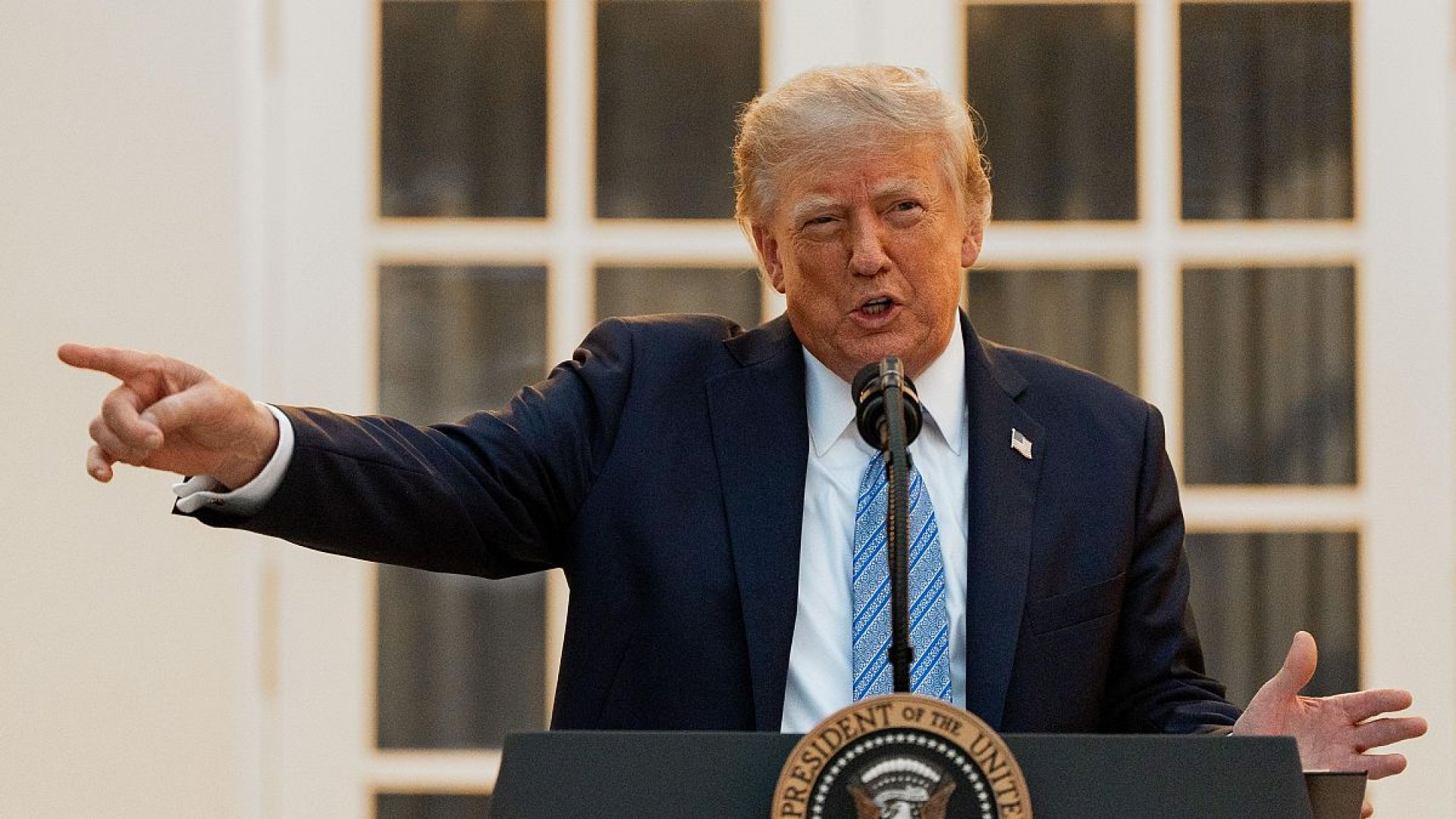 Trump prohíbe acceso de CNN, MS NOW y Politico a la Casa Blanca