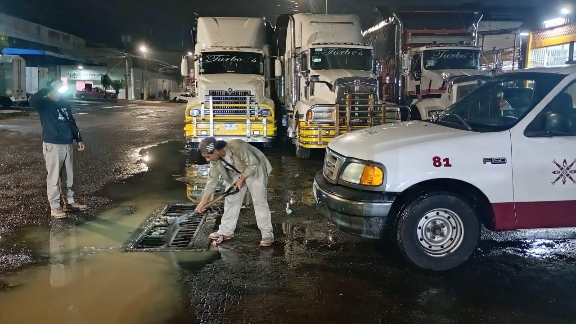 Exhortan a mantener calles y alcantarillas libres de residuos para prevenir inundaciones